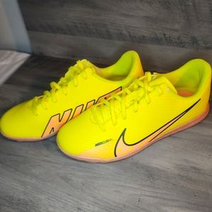 Nike Jr Mercurial Vapor 15 Club TF size 6y (no box)